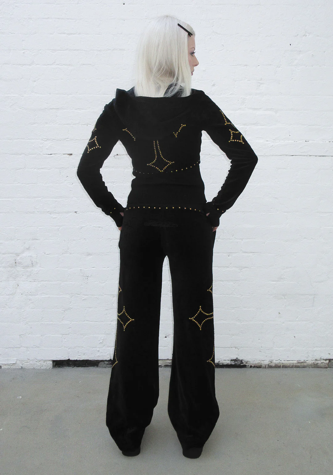 REBEL STUDDED VELOUR SWEATPANTS BLACK - Image 2